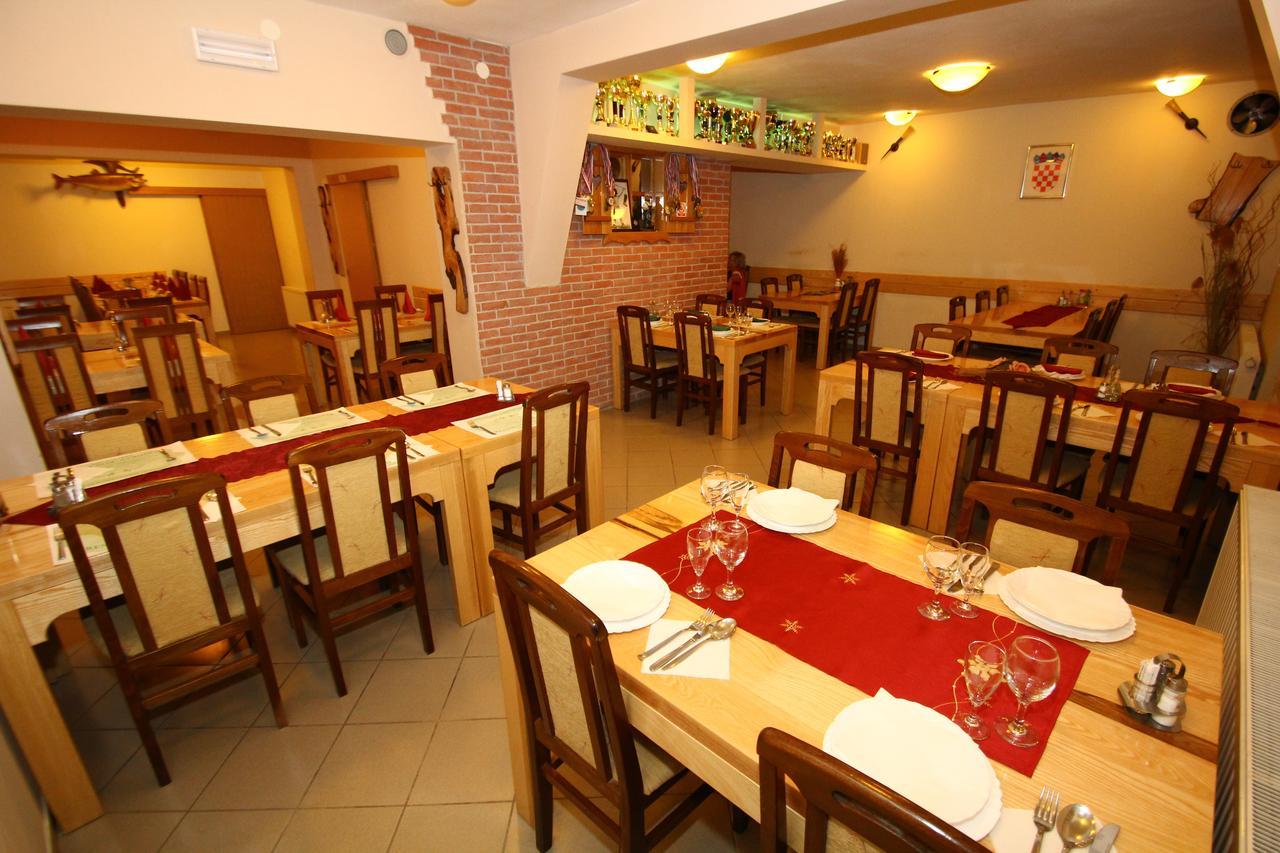 Kod Ribica Acomodação com café da manhã Jasenovac Exterior foto